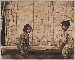 bruner_children_on_log
