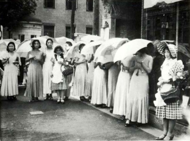 sh06_1930s_ParasolGirls