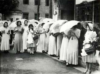 sh06_1930s_ParasolGirls