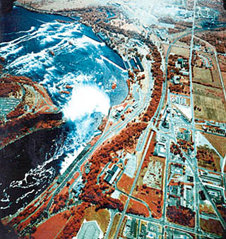 An arial photo of Niagra Falls.